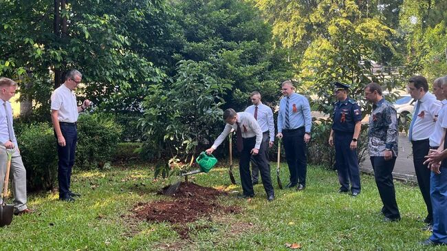 В Индонезии прошла акция Сад памяти в честь 80-летия Победы