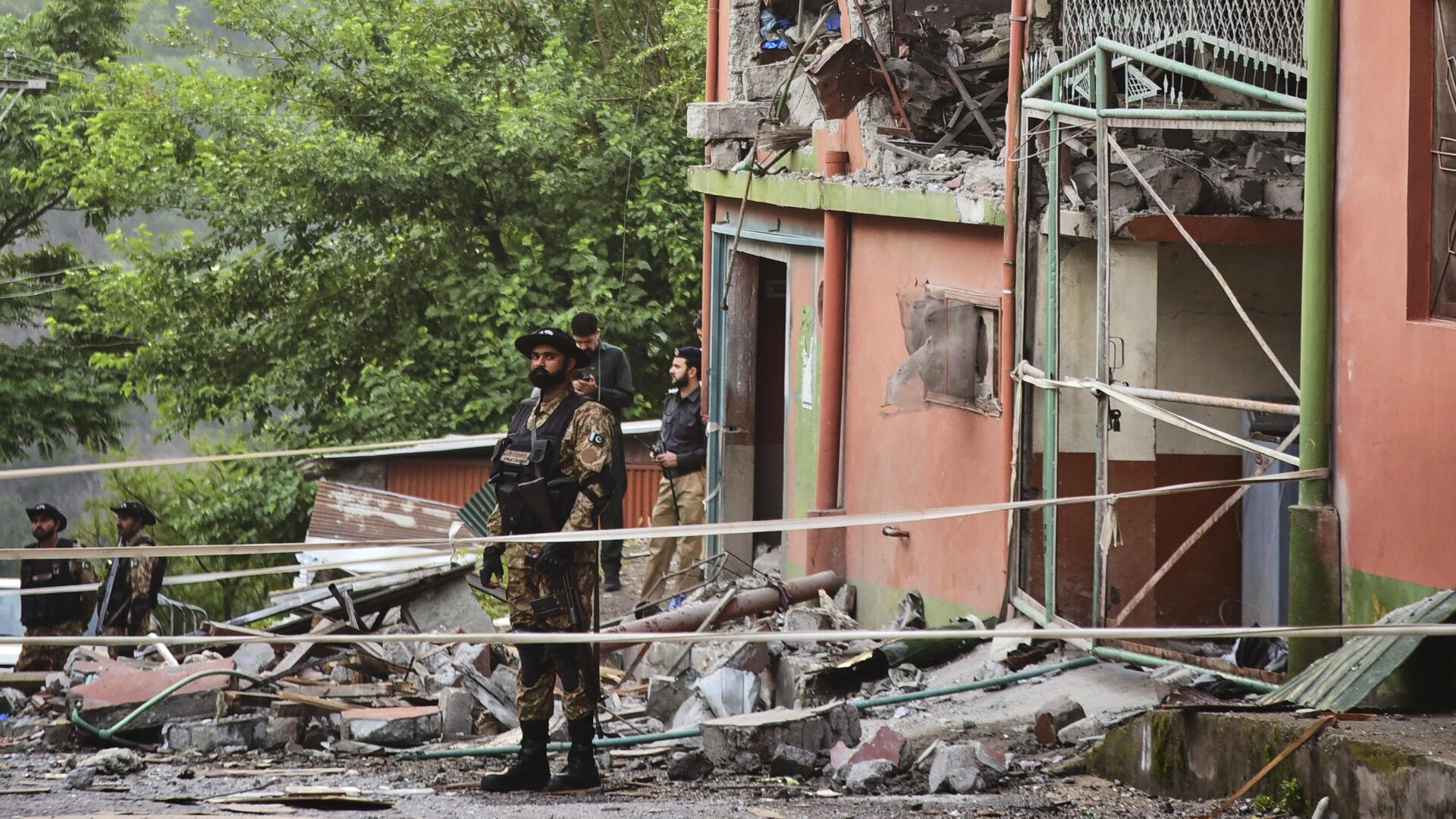 Военные на месте ракетного удара со стороны Индии недалеко от Музаффарабада, Пакистан - РИА Новости, 1920, 08.05.2025