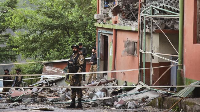 Военные на месте ракетного удара со стороны Индии недалеко от Музаффарабада, Пакистан
