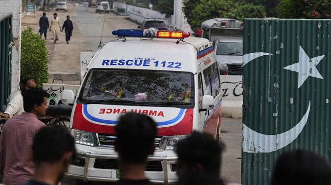 Автомобиль скорой помощи недалеко от места ракетного удара со стороны Индии в пакистанской провинции Пенджаб