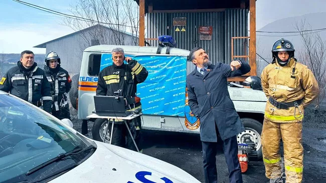 Ликвидация пожара на складе в Нерюнгри в Якутии. 7 мая 2025