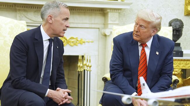 Премьер-министр Канады Марк Карни и президент США Дональд Трамп во время встречи