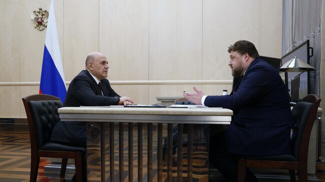 Председатель правительства РФ Михаил Мишустин и генеральный директор АО Росагролизинг Павел Косов во время встречи в Москве. 7 мая 2025
