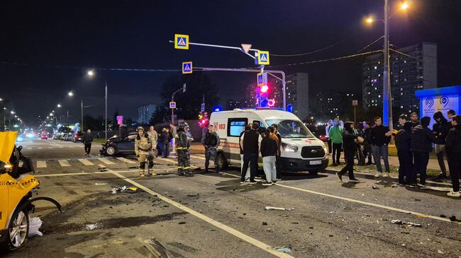 Последствия ДТП с участием трех автомобилей на Ключевой улице в Москве. 7 мая 2025