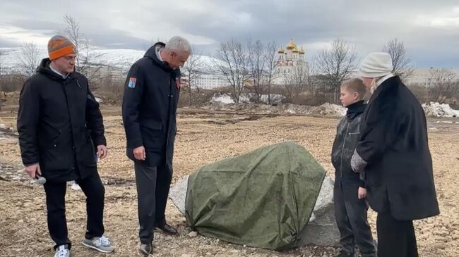 Губернатор Магаданской области Сергей Носов и мать погибшего в ходе специальной военной операции Героя РФ Ивана Кабанова открыли первый камень будущего монумента героям СВО в Магадане Губернатор Магаданской области Сергей Носов и мать погибшего в ходе специальной военной операции Героя РФ Ивана Кабанова открыли первый камень будущего монумента героям СВО в Магадане