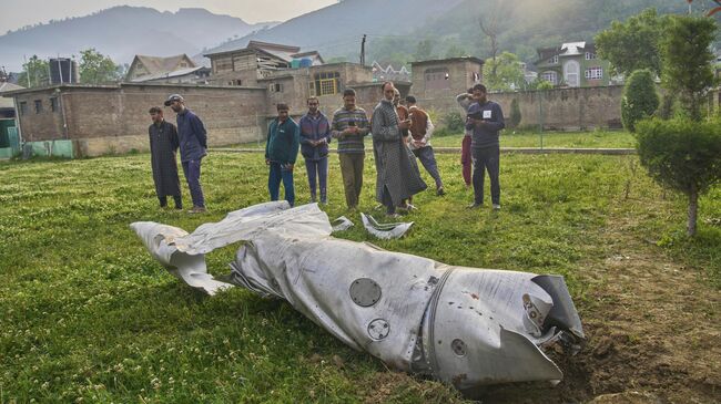 Обломки самолета на территории мечети в Пампоре, в контролируемой Индией части Кашмира