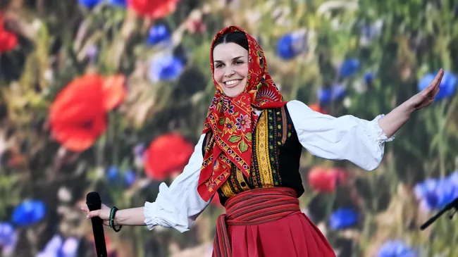 Певица Татьяна Куртукова выступает на концерте в рамках ПМЭФ на Дворцовой площади Санкт-Петербурга