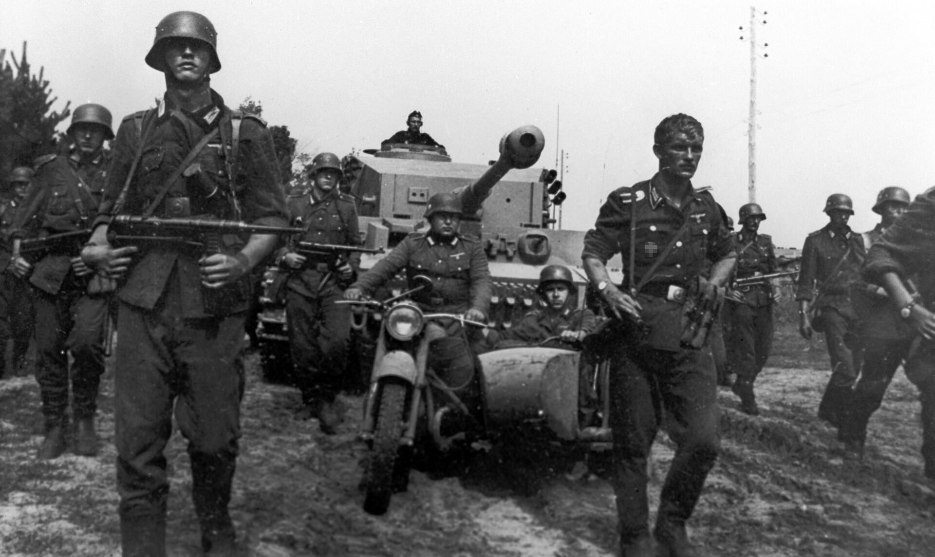 Немецкие солдаты и танк Тигр в кадре из художественного фильма Освобождение - РИА Новости, 1920, 07.05.2025