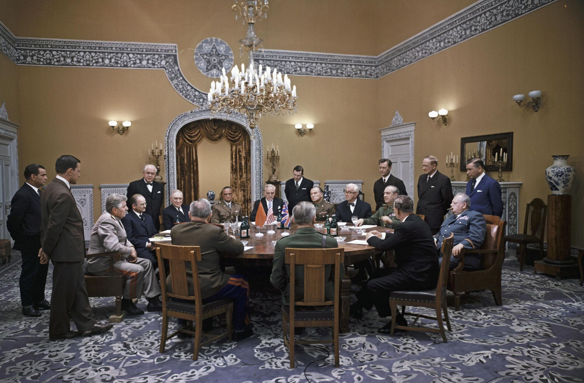 Кадр из исторической киноэпопеи Юрия Озерова Освобождение с участием Бухути Закариадзе (в роли Иосифа Сталин), Юрий Дурова (в роли Уинстона Черчилля), Станислава Яськевича (в роли Франклина Рузвельта) и других актеров в ролях видных политических и военных деятелей - РИА Новости, 1920, 07.05.2025