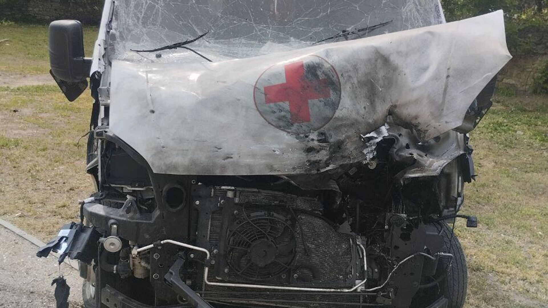 Последствия атаки ВСУ на автомобиль скорой помощи в Алешках, Херсонская область - РИА Новости, 1920, 22.12.2025