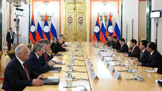 Президент РФ Владимир Путин и президент Лаоса Тхонглун Сисулит во время встречи