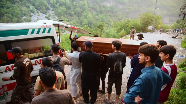 Транспортировка тела погибшего в результате индийского удара недалеко от Музаффарабада в Пакистане. 7 мая 2025 года