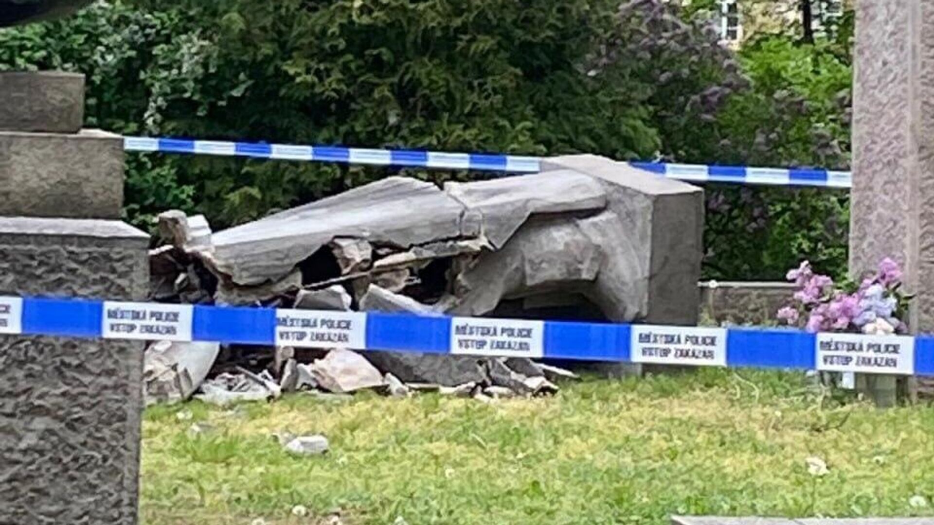 Неизвестные варвары разбили памятник советскому солдату в Теплице - РИА Новости, 1920, 07.05.2025