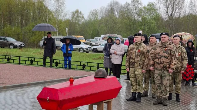 Останки более 20 бойцов Красной армии захоронили с почестями на воинском мемориале у деревни Каменная Гора в Новгородской области