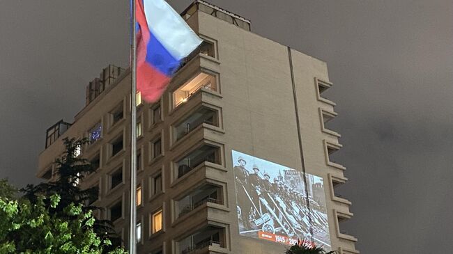 Проекция кадров Победы на здании Посольства РФ в Японии