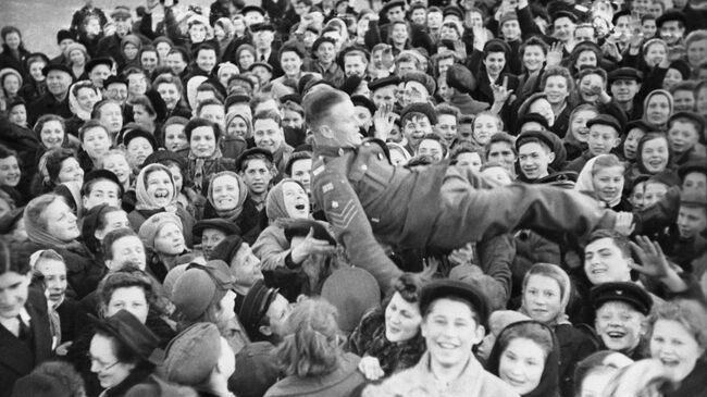 Жители Москвы 9 мая 1945 года в День Победы на Красной площади