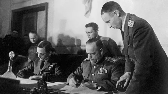 Подписание Акта о безоговорочной капитуляции германских вооруженных сил, Карлсхорст, Германия, 8 мая 1945 года