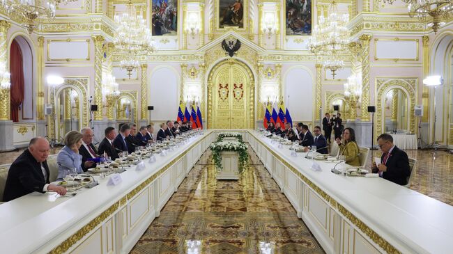 Президент РФ Владимир Путин и президент Венесуэлы Николас Мадуро во время переговоров