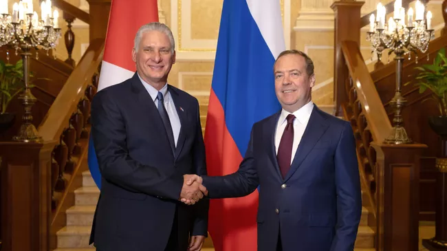 Заместитель председателя Совета безопасности РФ Дмитрий Медведев и первый секретарь ЦК Компартии Кубы, президент Кубы Мигаль Диас-Канель во время встречи