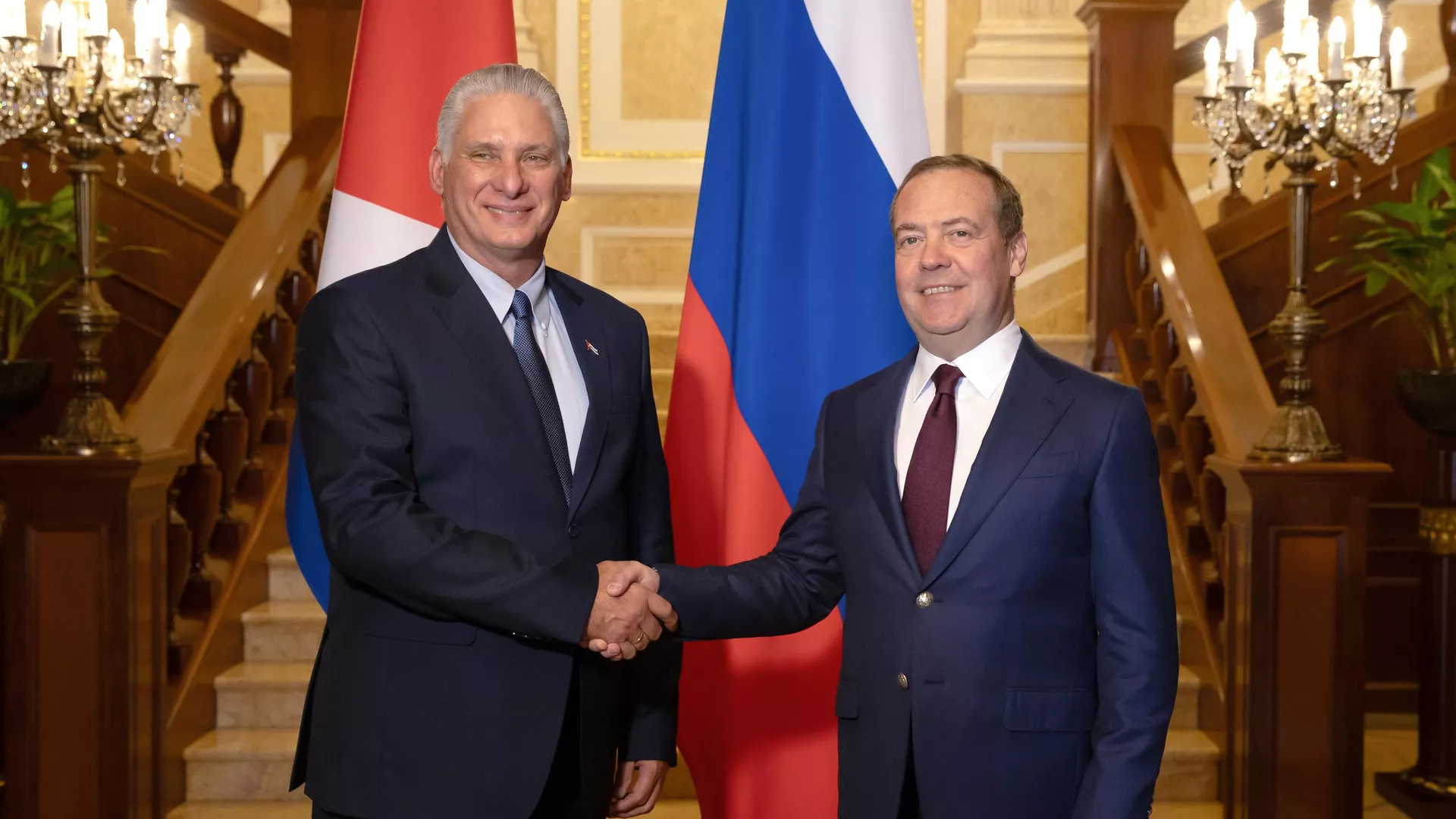 Заместитель председателя Совета безопасности РФ Дмитрий Медведев и первый секретарь ЦК Компартии Кубы, президент Кубы Мигаль Диас-Канель во время встречи - РИА Новости, 1920, 07.05.2025