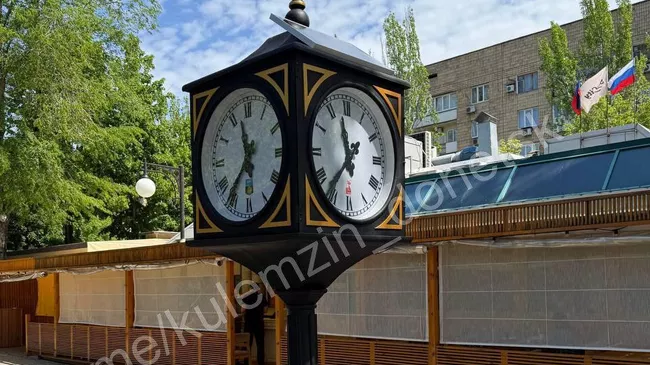 Четырехсторонние часы на бульваре Пушкина в Донецке