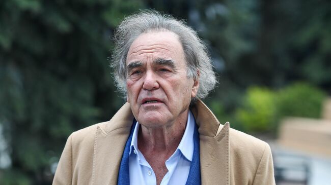 Американский режиссер Оливер Стоун во время экскурсии на кинозаводе Москино. 7 мая 2025