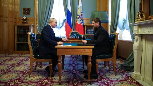 Президент РФ Владимир Путин и глава Чеченской Республики Рамзан Кадыров во время встречи
