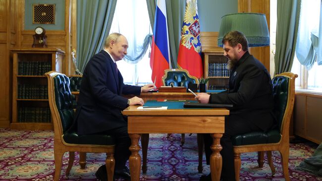 Президент РФ Владимир Путин и глава Чеченской Республики Рамзан Кадыров во время встречи