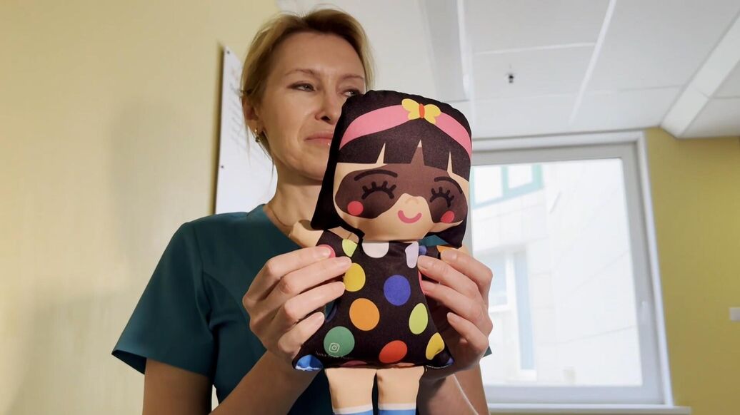 © РИА Новости / Сергей ПивоваровПерейти в медиабанк<br>Кэрол Феннер с дочкой Луной на пресс-конференции, посвященной лечению американской девочки с 