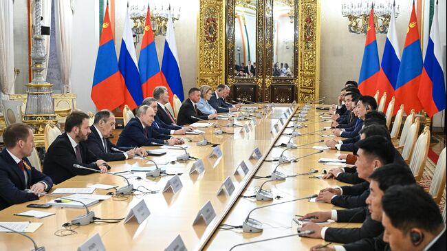 Президент РФ Владимир Путин и президент Монголии Ухнаагийн Хурэлсух во время встречи. 7 мая 2025 Президент РФ Владимир Путин и президент Монголии Ухнаагийн Хурэлсух во время встречи. 7 мая 2025