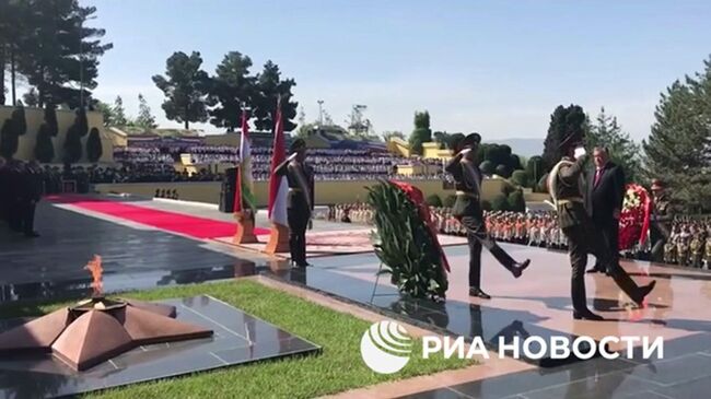 Президент Таджикистана Рахмон возложил венок к мемориалу Победы у Вечного огня в Душанбе