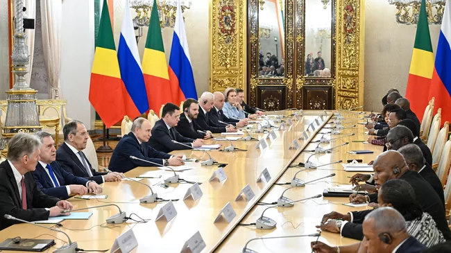 Президент РФ Владимир Путин и президент Республики Конго Дени Сассу-Нгессо во время встречи. 7 мая 2025