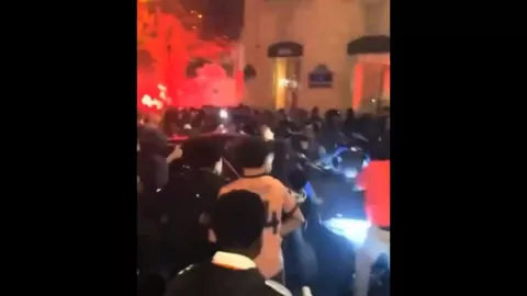 Автомобиль въехал в толпу людей, праздновавших в Париже победу Пари Сен-Жермен