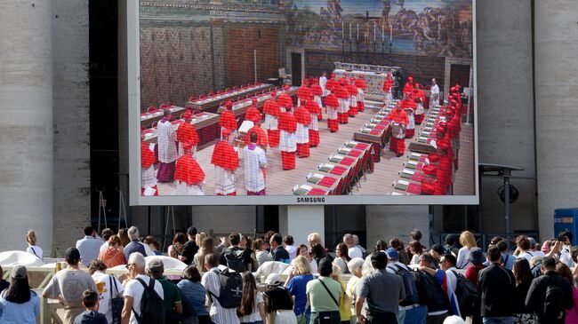 Трансляция первого заседания конклава в Сикстинской капелле в Ватикане