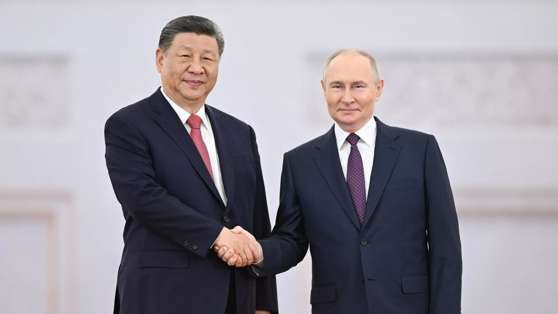 Президент РФ Владимир Путин и председатель КНР Си Цзиньпин во время встречи - РИА Новости, 1920, 08.05.2025
