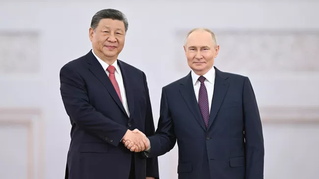 Президент РФ Владимир Путин и председатель КНР Си Цзиньпин во время встречи