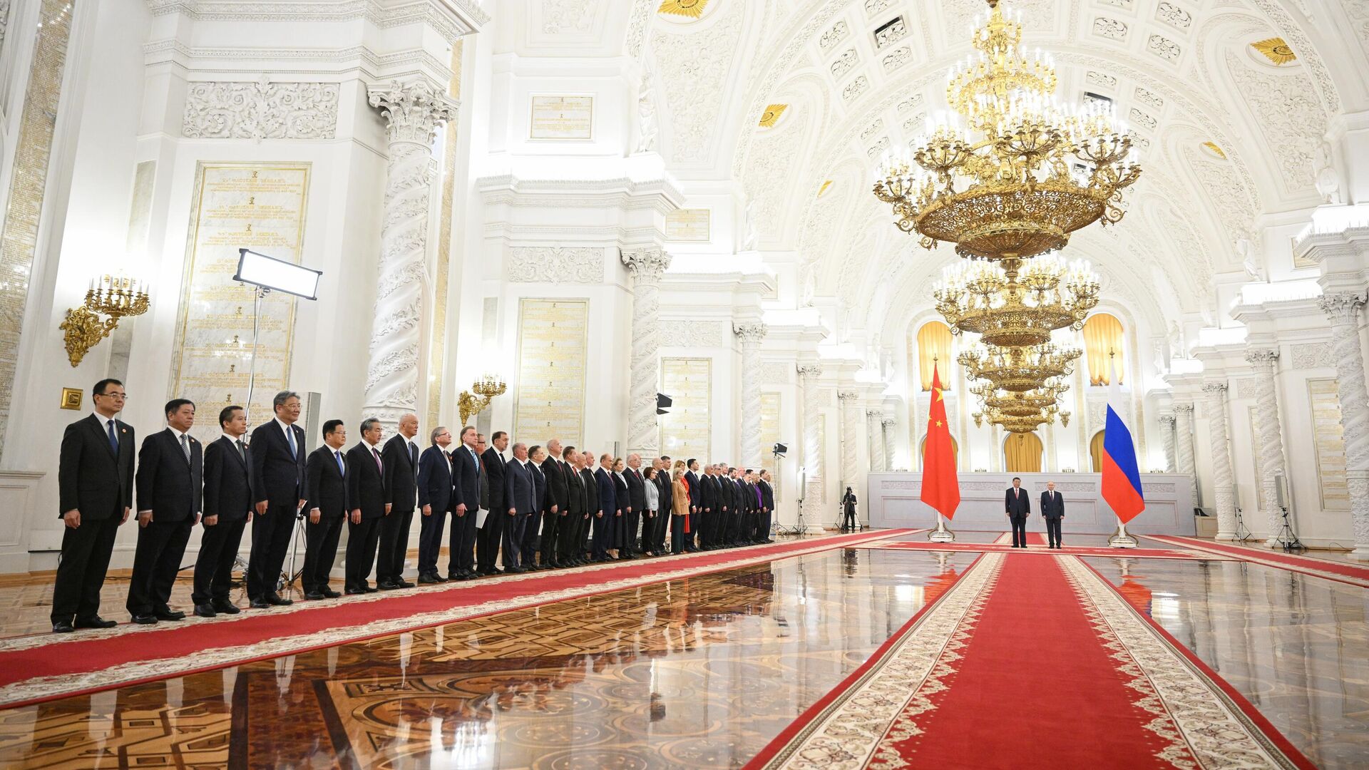 Президент РФ Владимир Путин и председатель КНР Си Цзиньпин во время встречи - РИА Новости, 1920, 11.05.2025