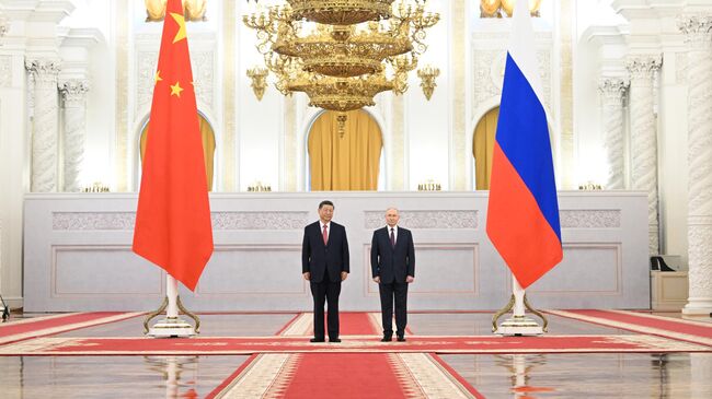 Президент РФ Владимир Путин и председатель КНР Си Цзиньпин во время встречи. 8 мая 2025