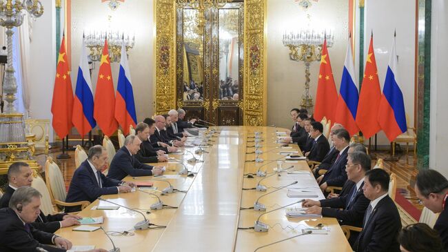 Президент РФ Владимир Путин и председатель КНР Си Цзиньпин во время встречи