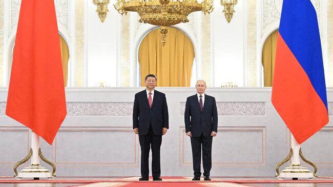 Президент РФ Владимир Путин и председатель КНР Си Цзиньпин во время встречи