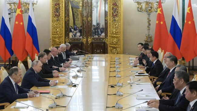 Президент РФ Владимир Путин и председатель КНР Си Цзиньпин во время встречи