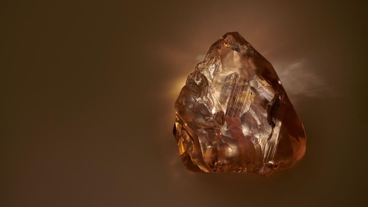 Алроса добыла крупнейший ювелирный алмаз в истории России - РИА Новости, 1920, 16.12.2025