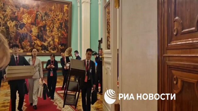 Китайская делегация принесла в Кремль большой граммофон из темного дерева