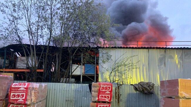 Пожар в ангаре в Колпинском районе Санкт-Петербурга. 7 мая 2025