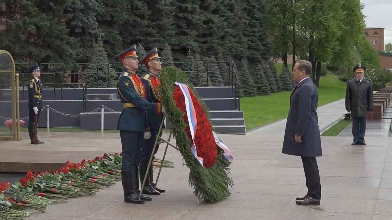 Медведев возложил венок к Могиле неизвестного солдата у стен Кремля