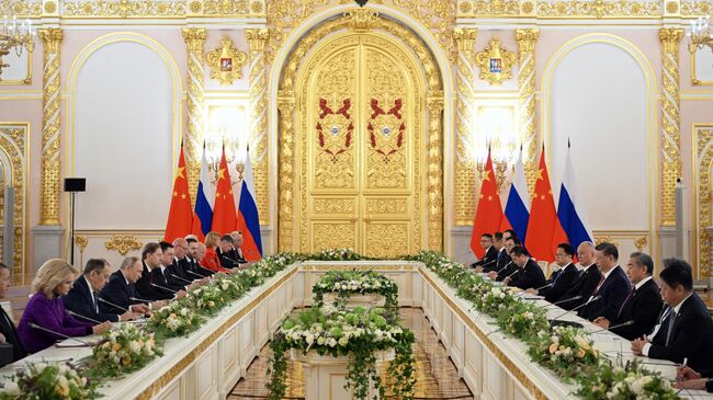 Президент РФ Владимир Путин и председатель КНР Си Цзиньпин во время российско-китайских переговоров