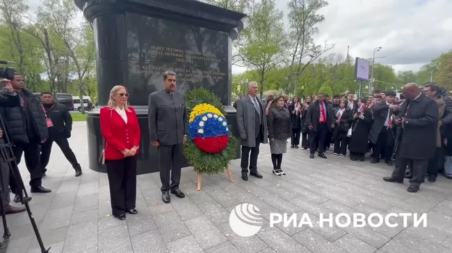 Президенты Венесуэлы и Кубы возложили цветы к памятнику Симону Боливару в Москве