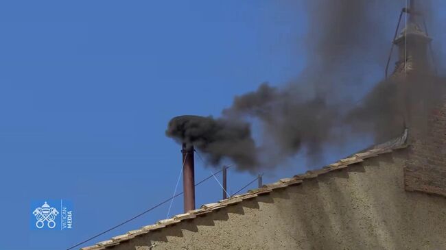 Черный дым поднимается из трубы на крыше Сикстинской капеллы