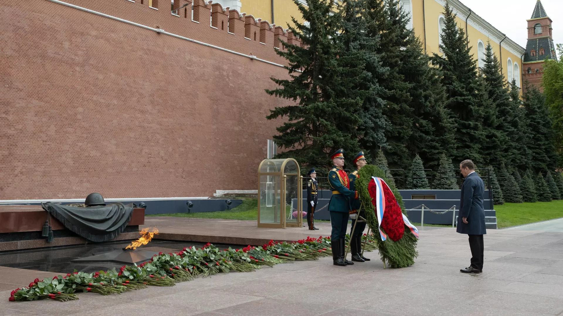 Заместитель председателя Совета безопасности РФ Дмитрий Медведев на церемонии возложения венка к Могиле Неизвестного Солдата в Александровском саду в Москве - РИА Новости, 1920, 08.05.2025