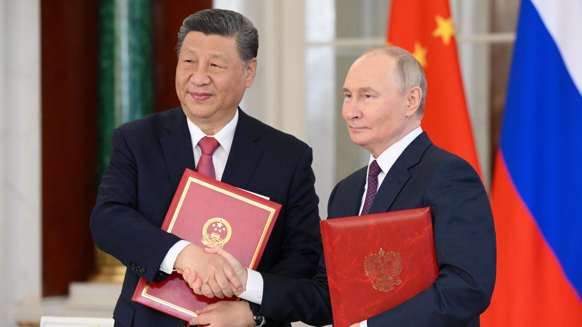 Президент России Владимир Путин и председатель КНР Си Цзиньпин на церемонии обмена документами по итогам российско-китайских переговоров - РИА Новости, 1920, 13.05.2025